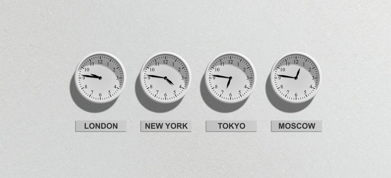 Časovnici koji pokazuju vreme u drugačijim vremenskim zonama.